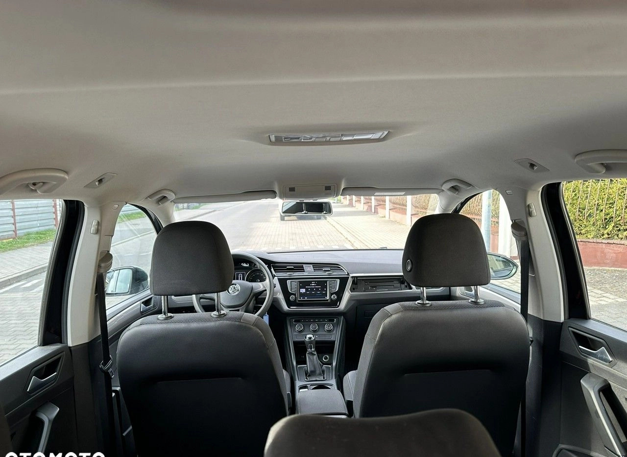 Volkswagen Touran cena 59600 przebieg: 220100, rok produkcji 2017 z Koszalin małe 232